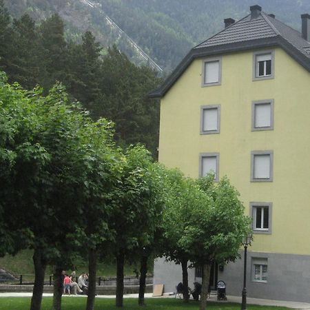 Albergue Turístico Rio Aragon Canfranc Exterior foto