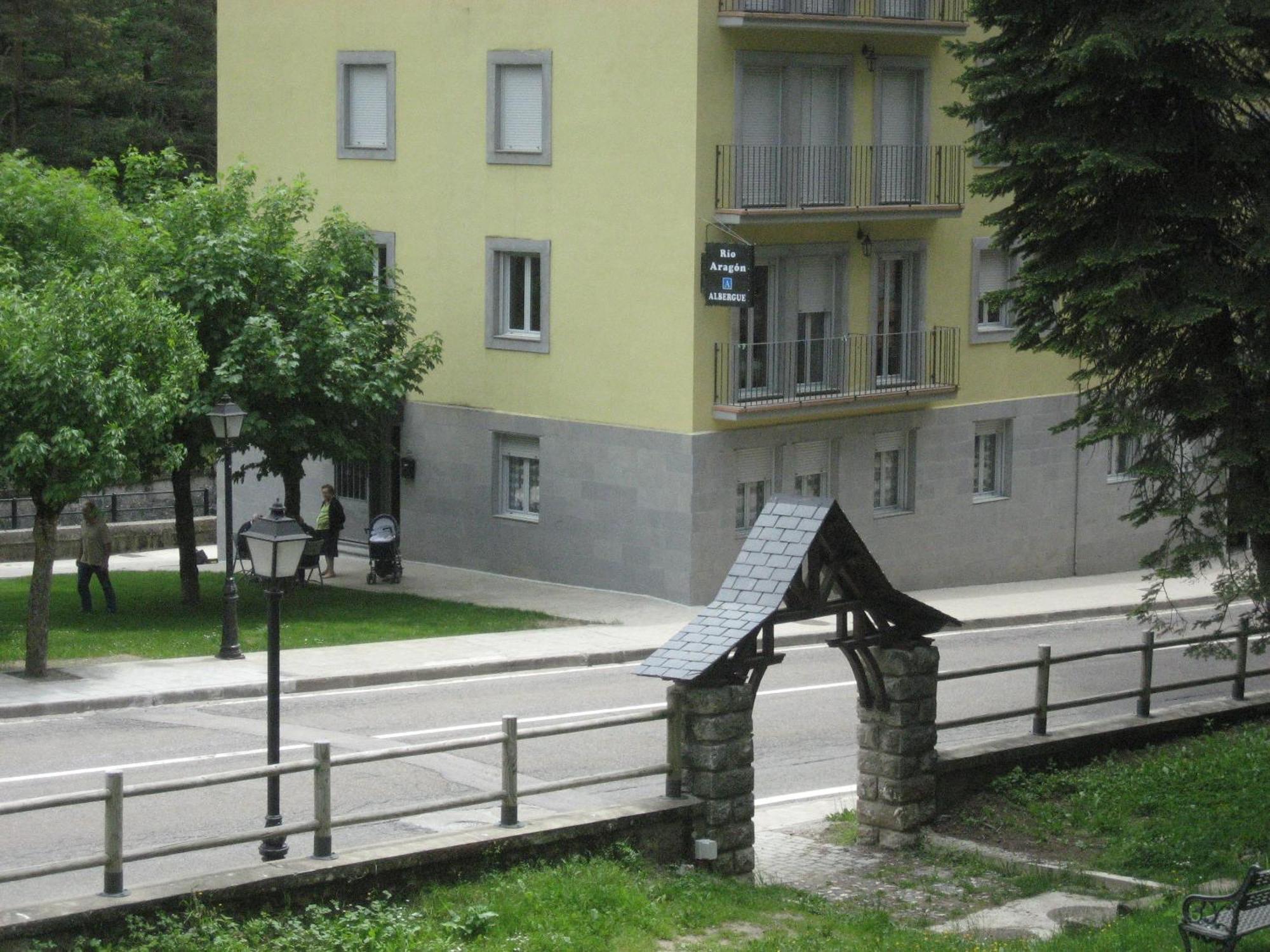 Albergue Turístico Rio Aragon Canfranc Exterior foto